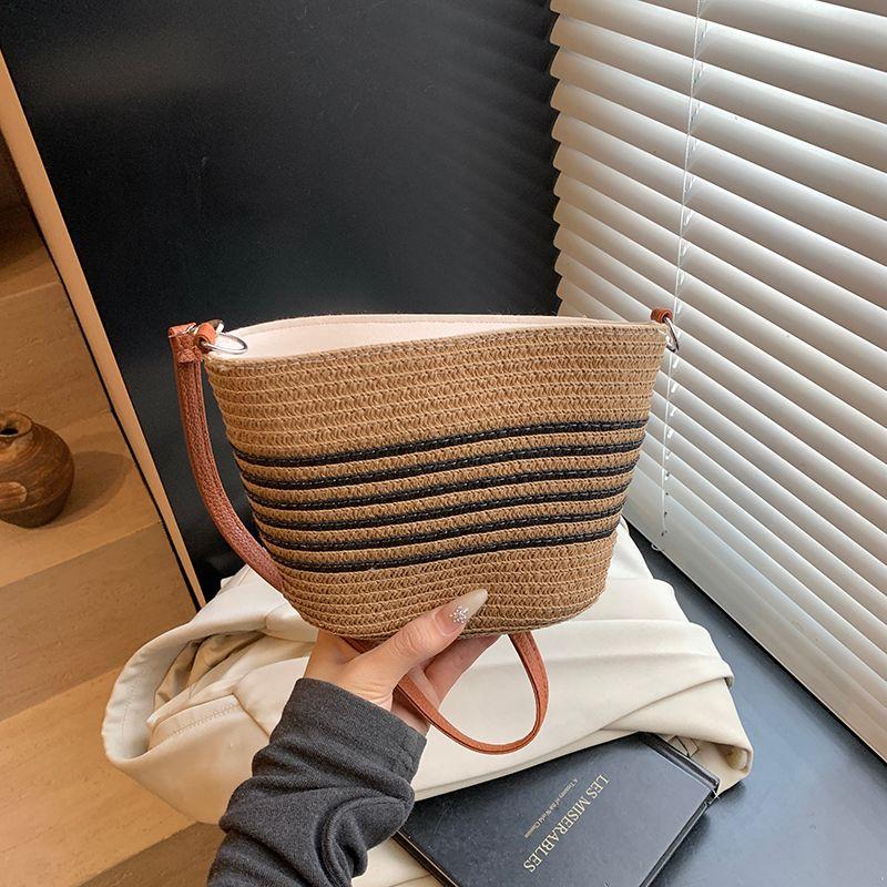 

Летняя популярная соломенная сумка женская 2025 Новое поступление Пляжная плетеная сумка Повседневная Самая простая в сочетании Сумка-ведро через плечо Khakis with black