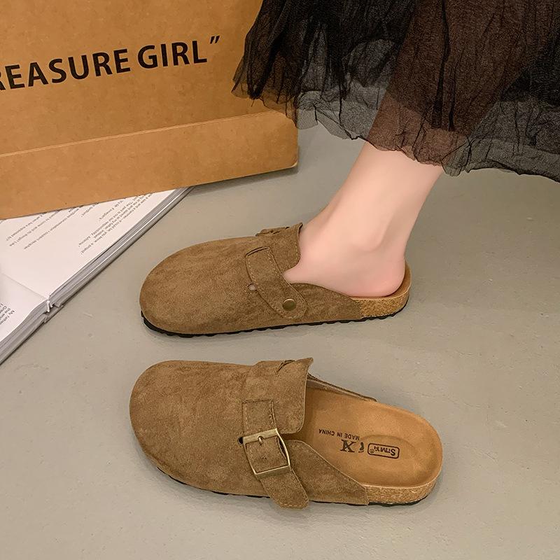 

Модная женщина, носящая пару туфель-полушлепок для весеннего повседневного образа, носит туфли на толстой подошве на одной ноге. 41 хаки