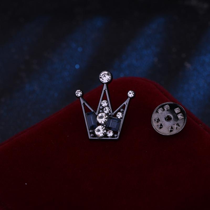 

Crown Lapel Pin for Men Crystal Royal Crown Brooch for Suit Lapel Elegant Shirt Collar Clip with Rhinestones Wedding Tie Accessory