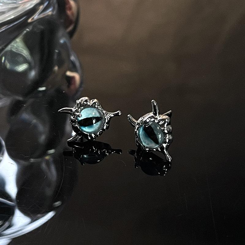 Cat Pupil Cold Wind Small Stud Earrings Niche Design Personalized French High-End Earrings Sweet And Cool Cat Eye Earrings Women