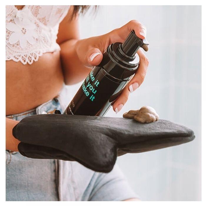 Obtenez un bronzage impeccable sans traces avec le gant bronzant b.Tan je ne veux pas bronzer sur mes mains.