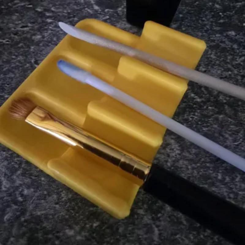 A Plastic Brush Holder with A Polished Surface That Is Easy To Clean, Portable, and Space-Saving. It Is Suitable for Watercolor, Oil