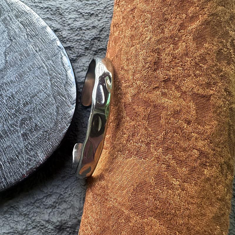 Gaga Irregular Hammered C-Shaped Bangle: Vintage Light Luxury Jewelry for Men