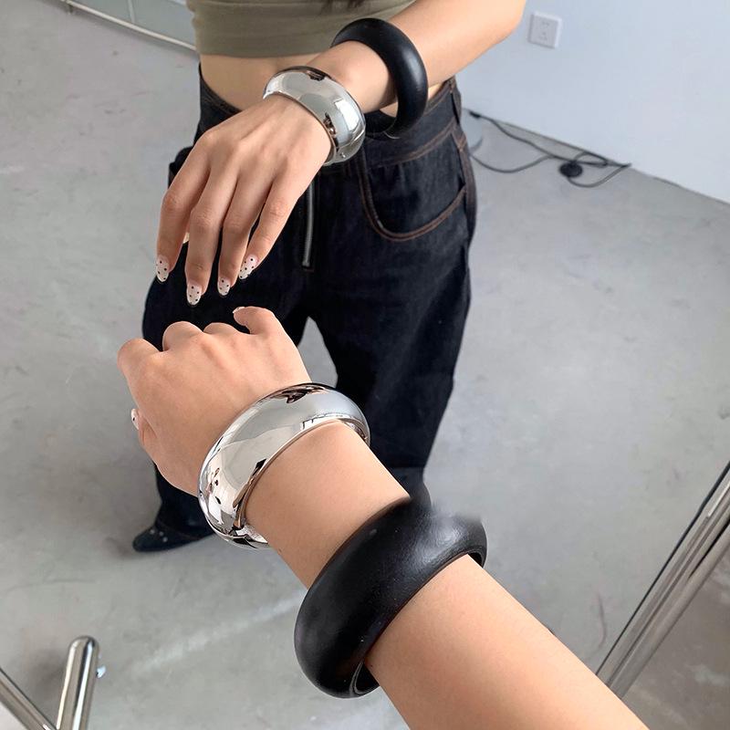 2025 Europäisches & Amerikanisches Glänzendes Metall Runder Armreif: Neuer High-End Luxusschmuck für Damen