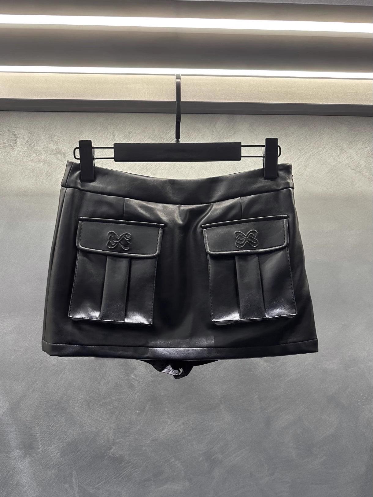 2026 Early Spring Spicy Girl Slim Fit Leather Skirt with Large Pocket & Logo Embossing L