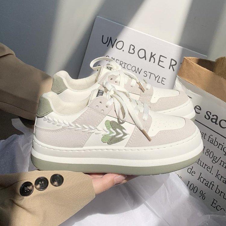 

Женские туфли лавандового, фиолетово-белого цвета. Новые удобные студенческие повседневные туфли на платформе с большим головным убором. Обувь для досок особого интересного дизайна. 40