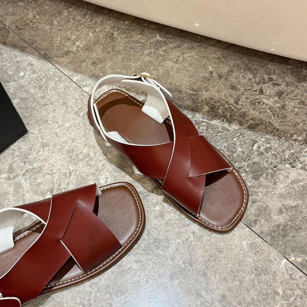 Flat Fashion Casual Sandals Are Worn Outside with A Square Toe and Back Belt Buckle
