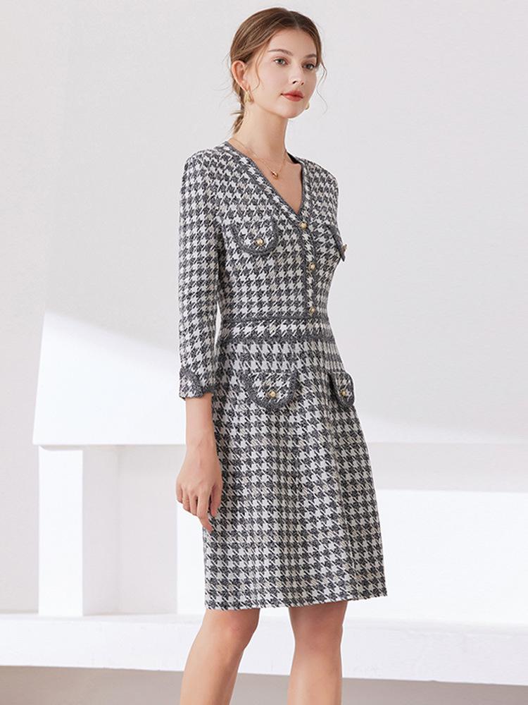2025 Fall/Winter Retro European & American Houndstooth V-Neck Mid-Length Knitted Dress