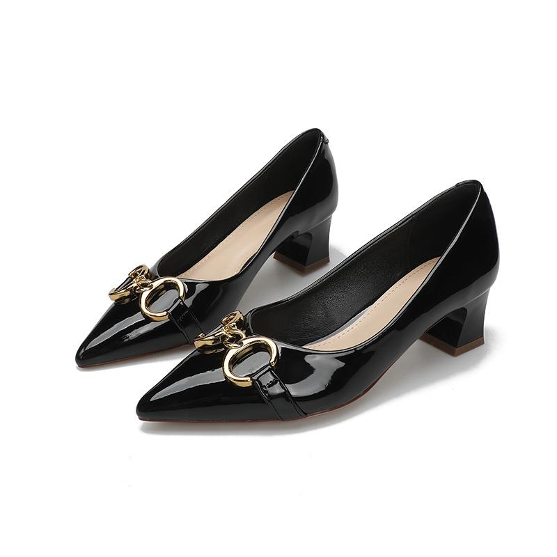 

Корейская версия сапог на высоком каблуке с пряжкой в виде лошади 2025 года, новые заостренные одинарные туфли на толстом каблуке, женские лакированные кожаные темпераментные профессиональные туфли OL commu 34 чёрный