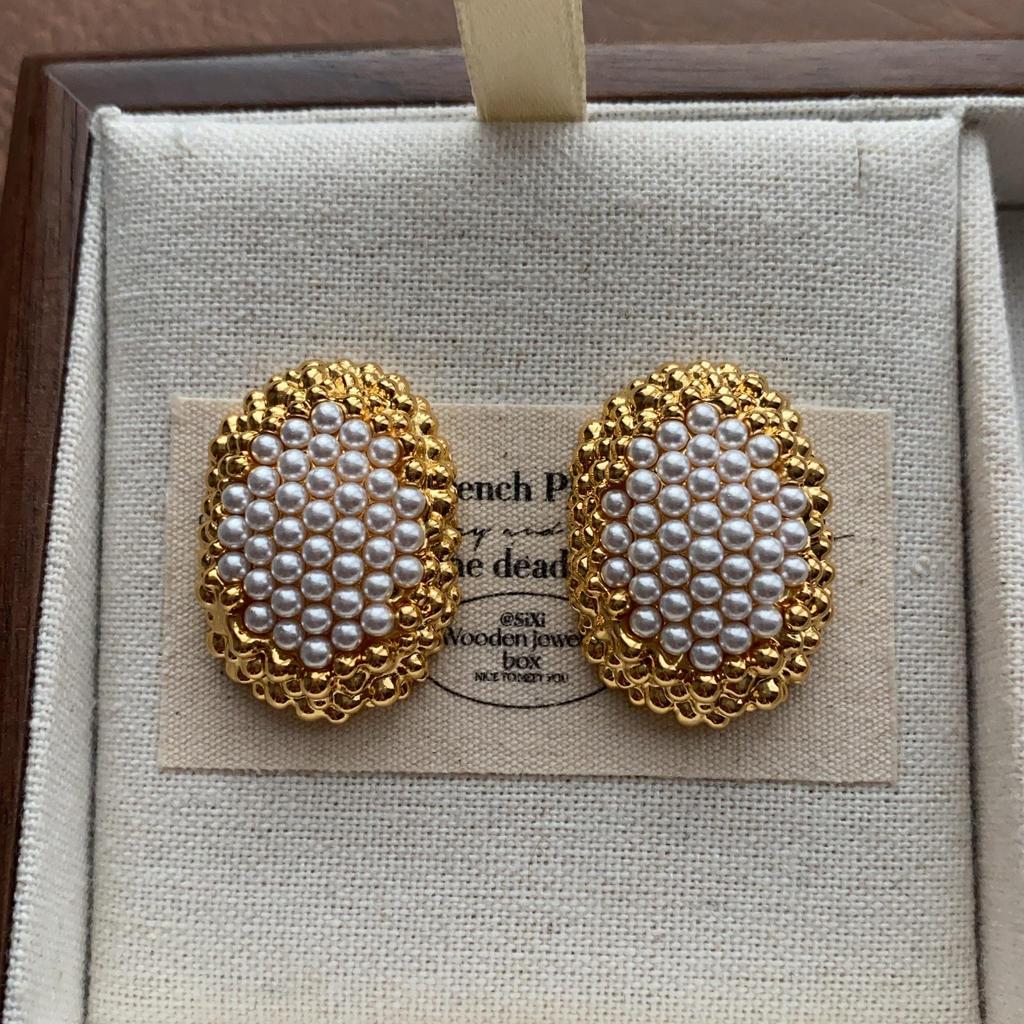 "Vintage Creamy Yellow Starfish Ear Clips: Elegant and Cute, Piercing-Free Sea Star Earrings"
