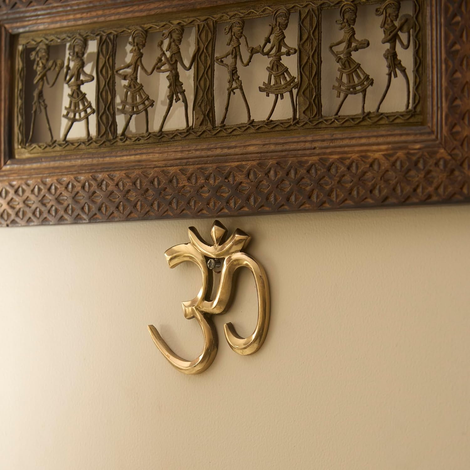 Настенная скульптура OM из латуни | Васту Фэншуй Удача, Благоприятные, Религиозные символы | золотистый