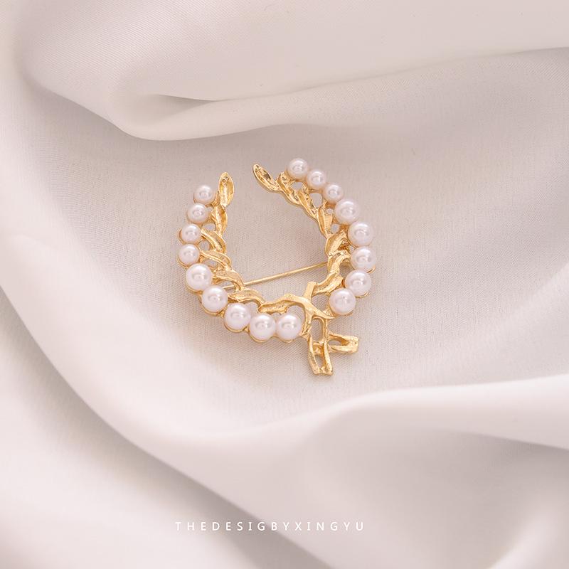 Broche Elegante de Pérola Dourada e Espiga de Trigo: Acessório Versátil e de Alta Qualidade para Mulheres