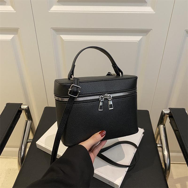 

Internet celebrity popular small bag 2025 autumn and winter new women s bag high sense versatile messenger bag popular super fire small square bag чорний