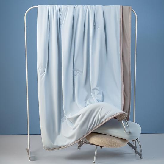Cooling Summer Quilt Non-Sticky Air Condition Comforter Breathable Cooling Comforter for Night Sweats And Hot Sleepers