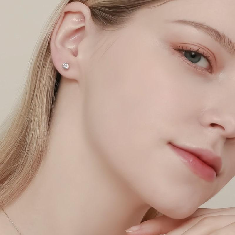 

JEWNEL 14K Crystal Cubic Labret Piercing (3 sizes) yellow gold