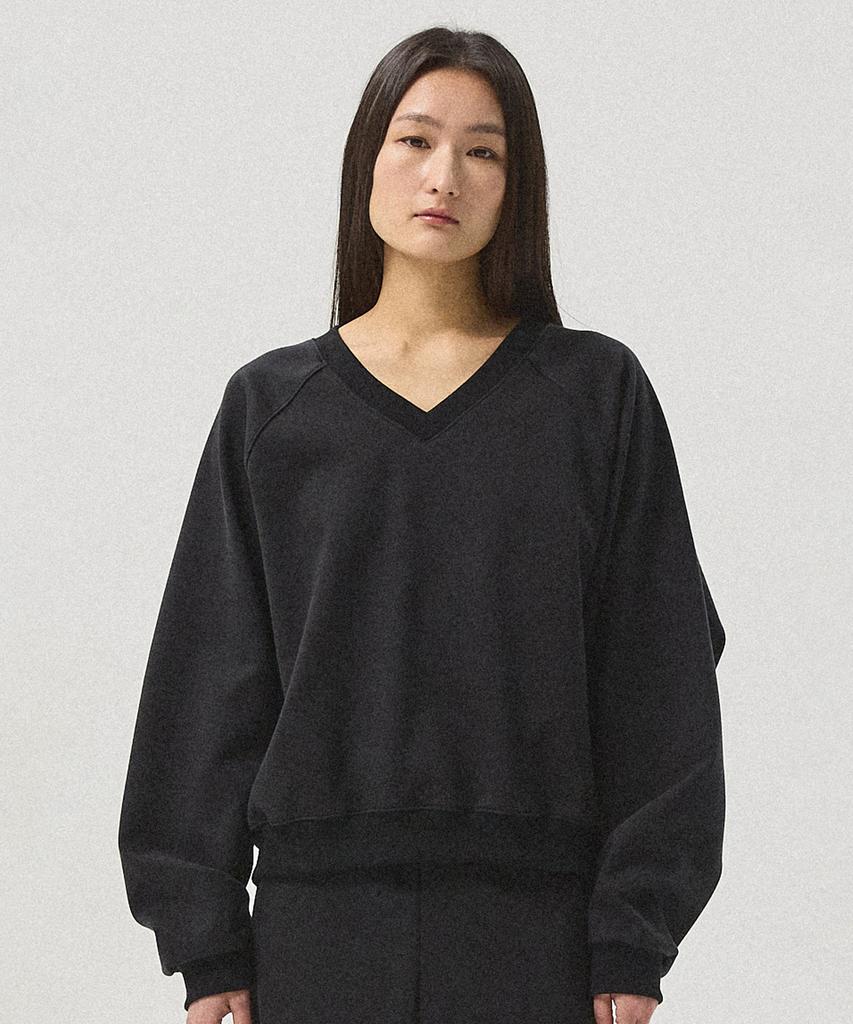 Aheule Aro Raglan V-Neck Sweatshirt_Black