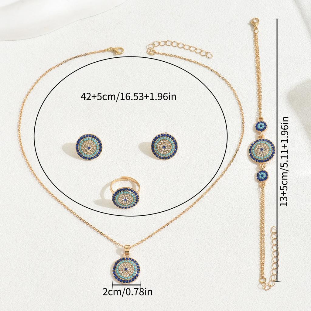 Einige Halsketten, Ringe, Schmucksets, einfache eingelegte Diamanten, runde Armbänder, Ohrstecker und vielseitiger Schmuck.