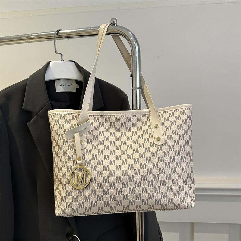 

Модная сумка сумка-тоут для поездок женская 2025 новая весенняя нишевая популярная сумка через плечо большая вместимость белый