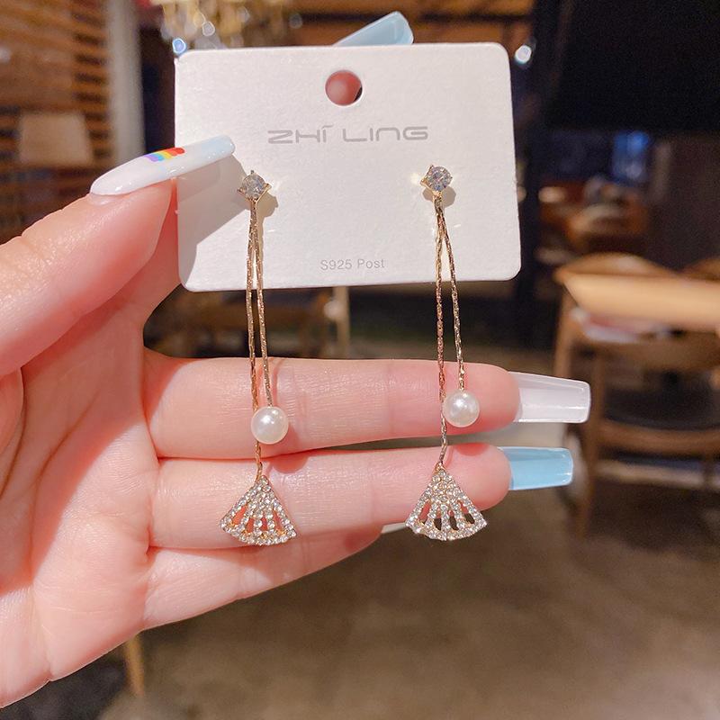 Simple high-end design niche temperament stud earrings women's light luxury fashion personalized earrings exquisite versatile sweet cool earrings