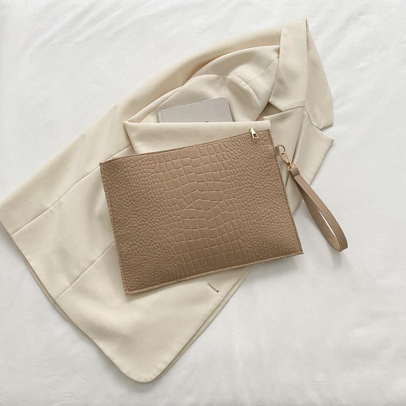 Стильная сумка-конверт для весенней повседневной моды отличающаяся элегантным дизайном и мягкой тканью хаки 950₽