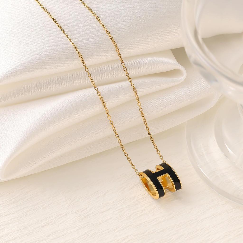2026 Snyggt Titanstål Bokstavshänge Halsband - Koreansk Design Enkel Nyckelbenskedja för Kvinnor