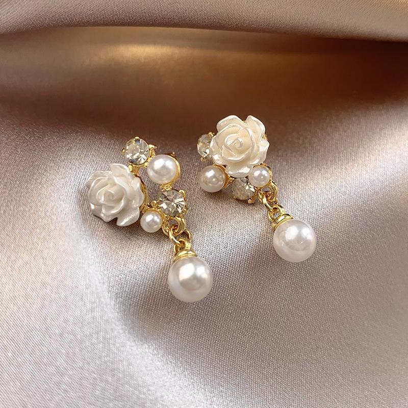 Pearl Flower Earrings: S925 Silver Needle, Korean Light Luxury Design