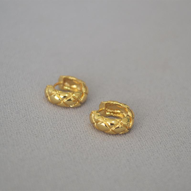 Smal Version av Mässing Guldpläterad Franskt Vadderat Mönster Kall Stil Enkel Modern Mode Temperament Örhänge Örhängen Örhängen Kvinnor