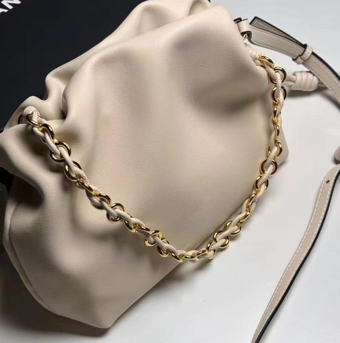 The New High-end Women's Bag Made of Cowhide, the Cloud Bag, Is Simple and Versatile