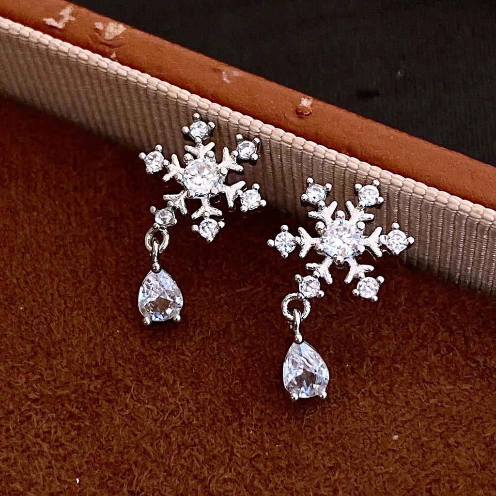 Cold wind super flash zircon snowflake fireworks stud earrings temperament versatile earrings earrings