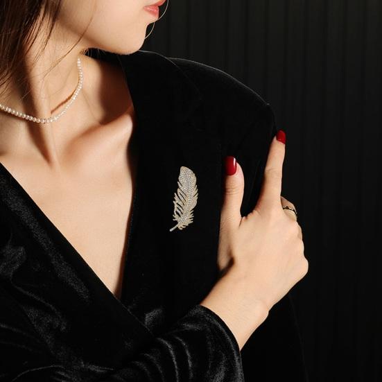 Brooch Feather Shape Rhinestone Decor Clothes Decoration Anti-Rust Anti-Oxidation Formal Occasion Lady Business Gift