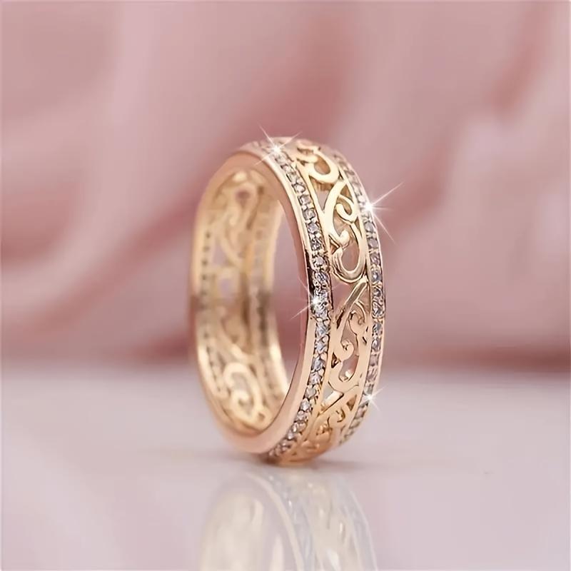 A Women's fashionable hollow pattern ring, inlaid with dazzling rhinestone decoration, suitable for any special occasion, a Valentine's Day jewelry gi
