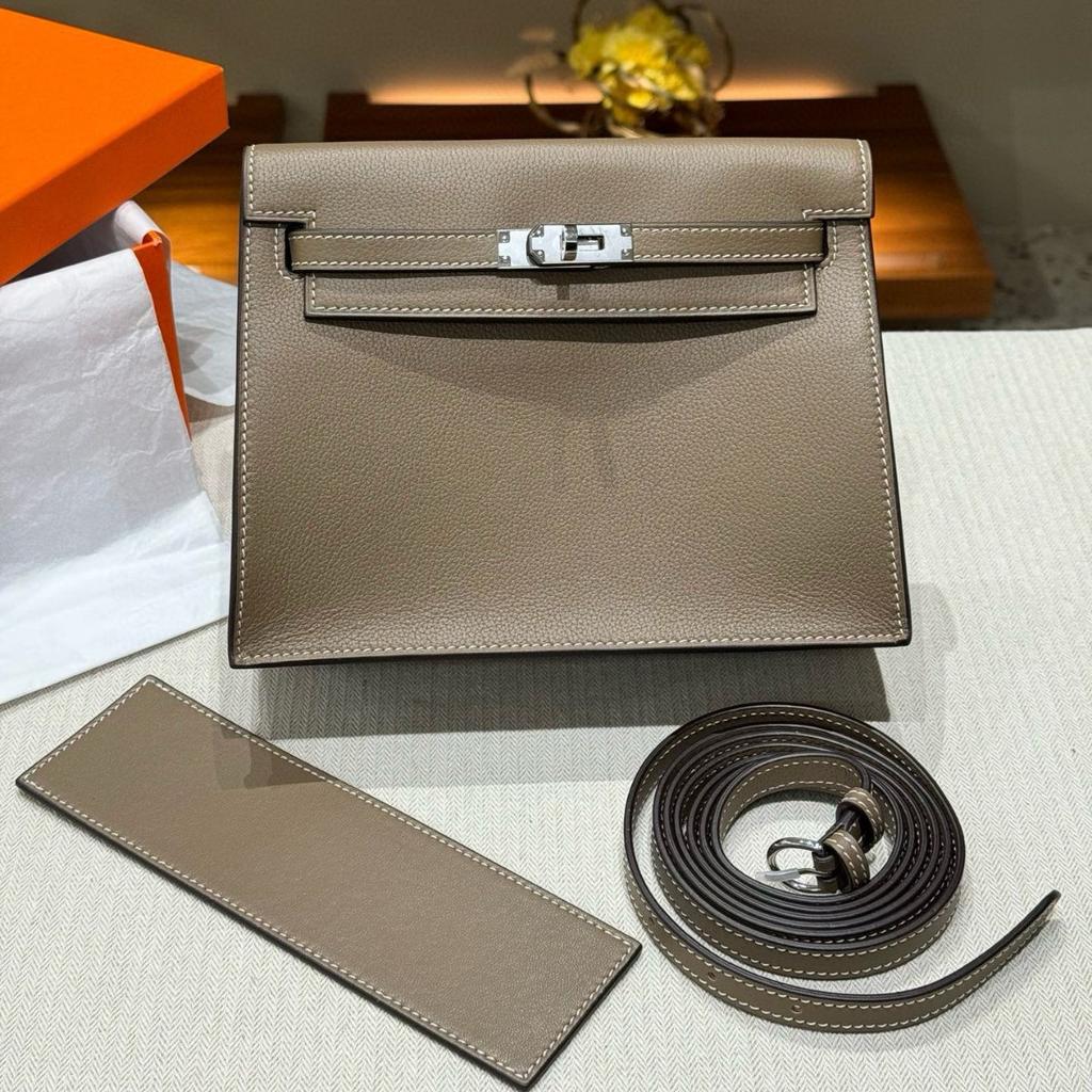 Selected leather dance bag, backpack, messenger bag, dinner bag, exquisite clutch bag, underarm shoulder bag.