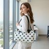 Diese vielseitige Polka-Dot-Tragetasche ist eine schlichte, lässige und geräumige Umhängetasche, perfekt für den Weg zur Arbeit und ein unverzichtbares Alltagsaccessoire.