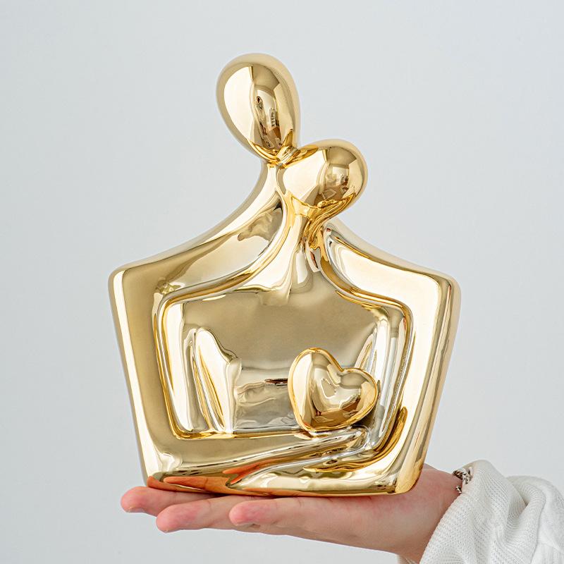 Gilded Figurine Sculpture Ceramic Couple Statue Craft Ornament for Room Wine Cabinet Entrance Heart-Shaped Figurine Premium Gift
