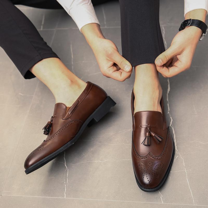 Fashion Spring New Men's Breathable Carved Tassel Casual Loafers British Style Men Comfortable Soft Sole with Pointed Toe Leather Shoes