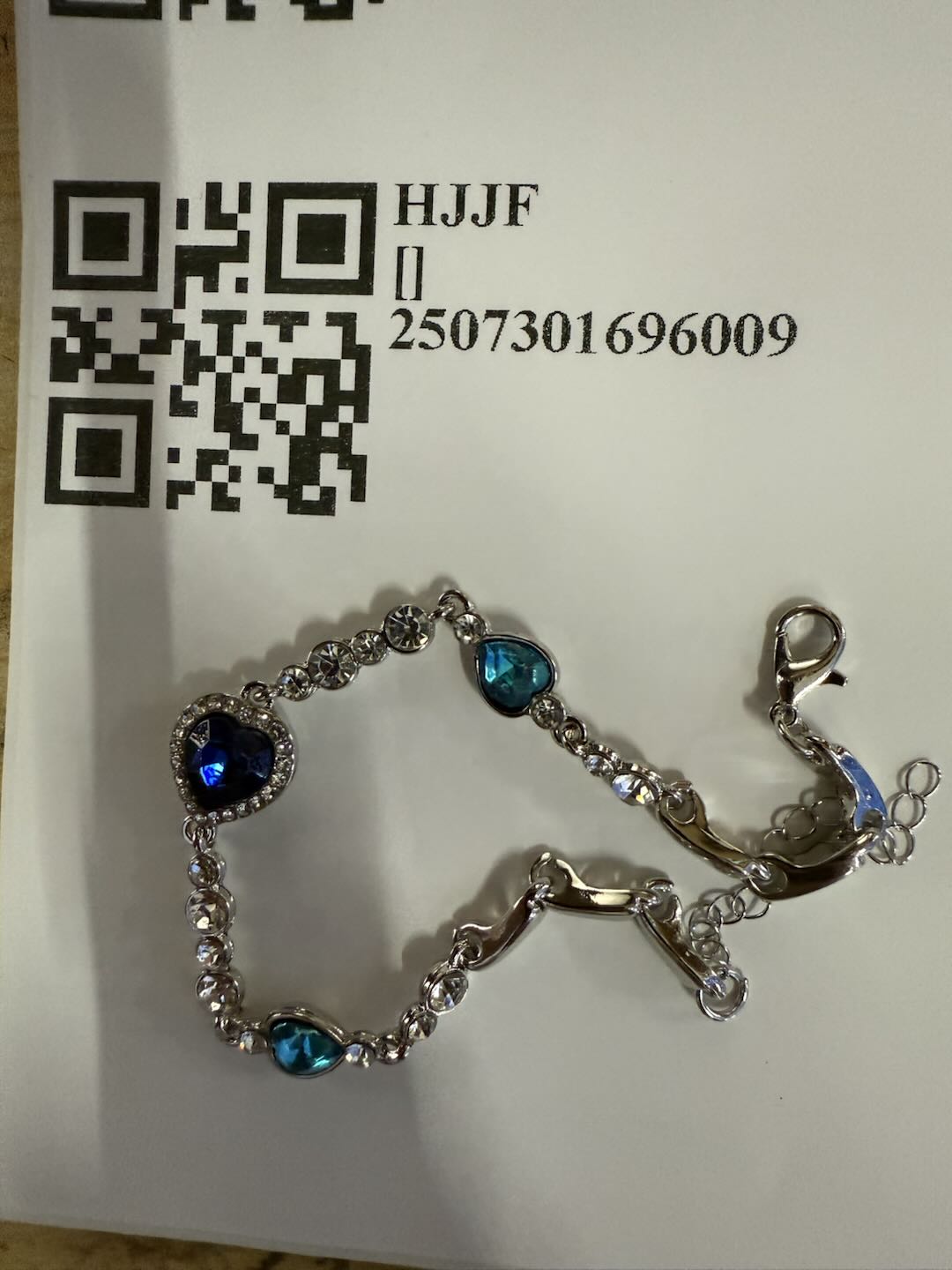 

Женский браслет с синим кристаллом и стразами в форме сердца One Size серебряный