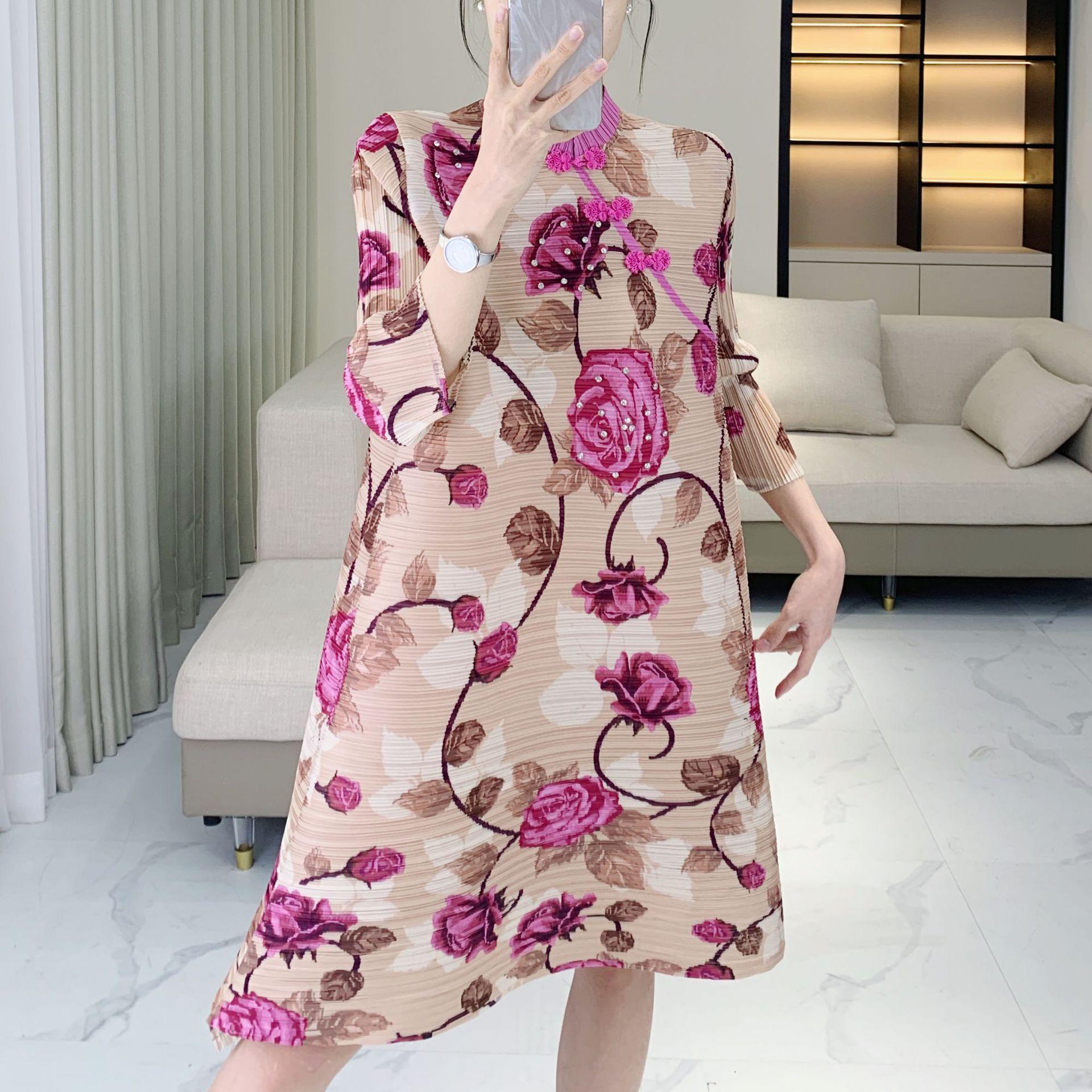 

2025 Early Spring French Print Loose High-End Mother s Dress with Frog Button and Pleated Skirt One Size (90-150 jin)