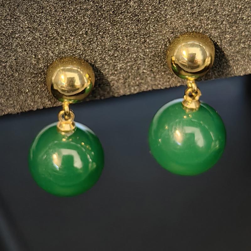 New Chinese stud earrings of the same style, green agate earrings, earrings, gold ball, natural women's simple stud earrings.
