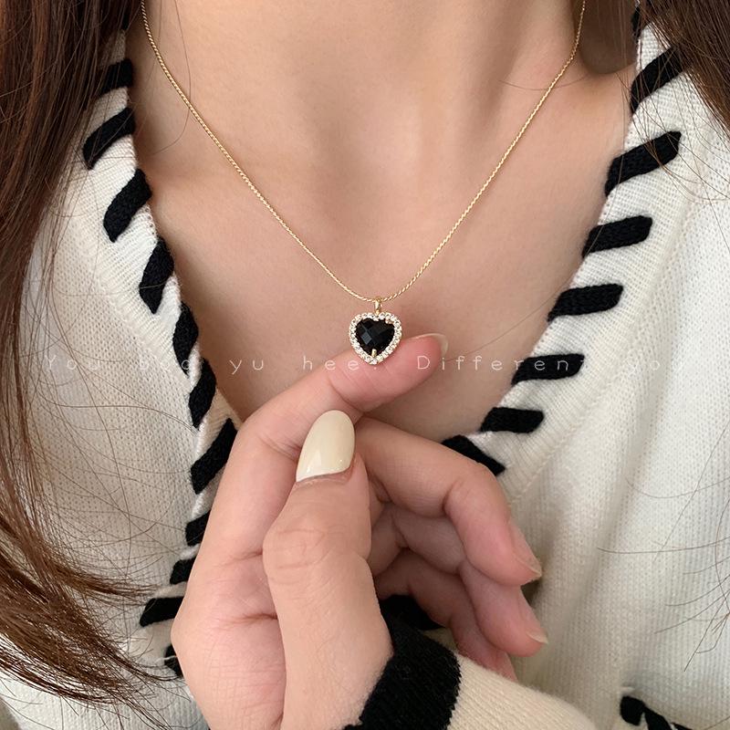 Elegant Black Heart Necklace for Women - French Retro Design Clavicle Chain