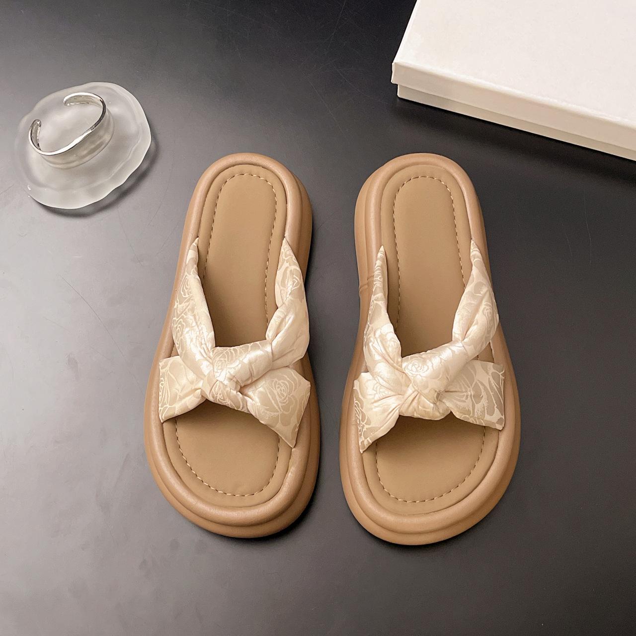 

Chinese one-word slippers women s summer wear new platform casual beach sandals fashion versatile sandals 40