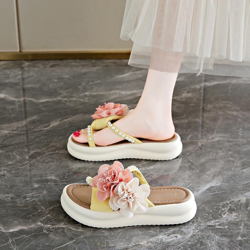 Soft bottom slippers 2025 summer Internet celebrities with the same versatile niche muffin bottom heightening beach wear cool slippers