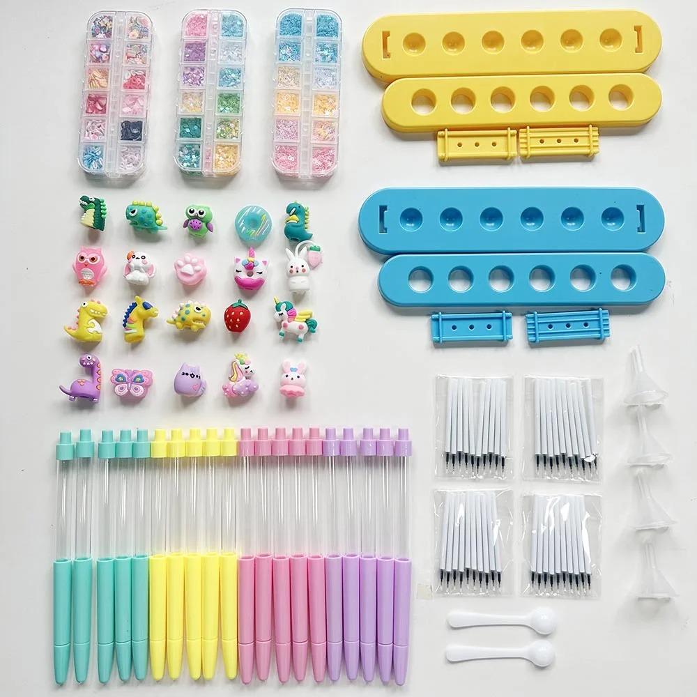 DIY Sada na výrobu třpytivých per Dětské výtvarné potřeby Více než 80 kusů Ručně vyráběná umělecká sada Vyrobte 16 per Kreslená dekorace Narozeninový dárek pro dívky Bo