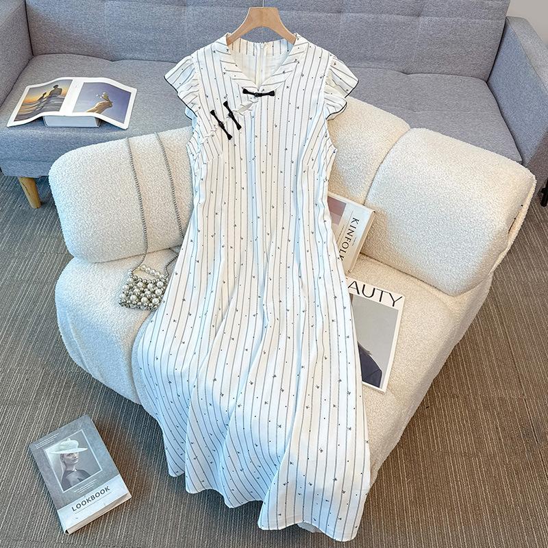 

Новое летнее платье для женщин размера плюс, представляющее собой традиционный китайский ретро-чонсам с простыми рукавами-крылышками 6XL белый