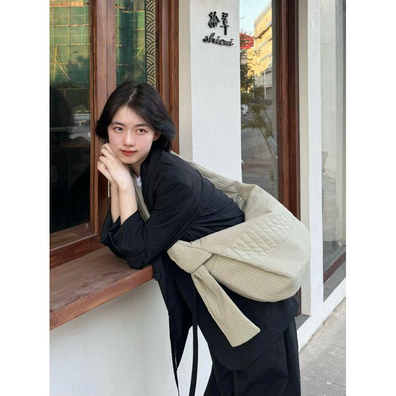 

Тянь Сивэй Тот же стиль Большая вместимость Широкий плечевой ремень Сумка-мессенджер Универсальная сумка для поездок на работу Наплечная сумка-пельмень Сумка-облако Сумка для самообучения Plant ash