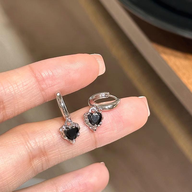 Chic Black Heart Texture Earrings: Versatile & Stylish Design for Women