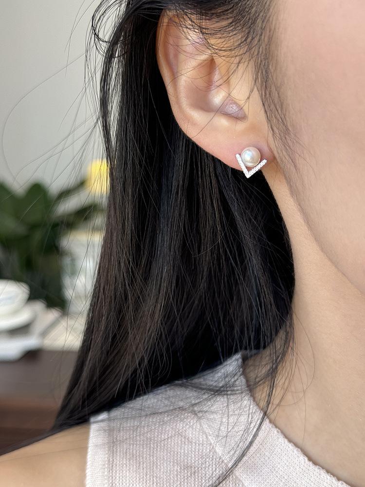 

Light luxury small sterling silver V-shaped diamond-encrusted Shijia pearl stud earrings new high-end earrings women
