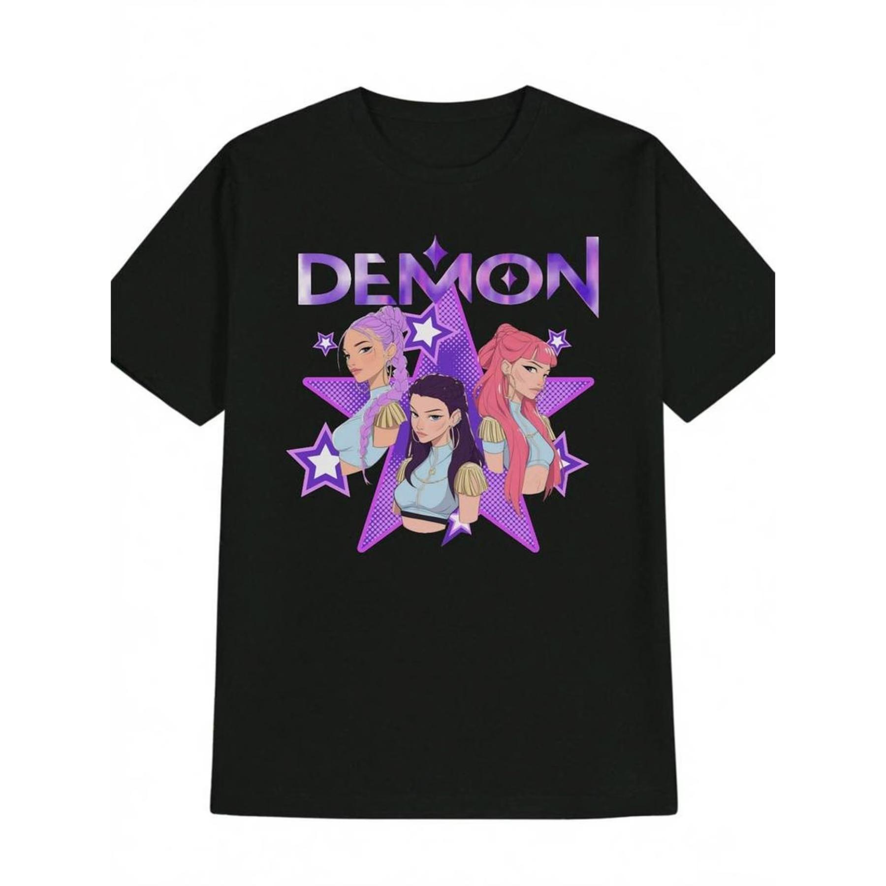 Черная футболка с графикой  Демон Звезды  - Ярко-фиолетовая надпись  DEMON  (О Звезда) с 3 женскими персонажами поп-культуры в фиолетовом цвете волос, нарядах с укороченными топами S чёрный