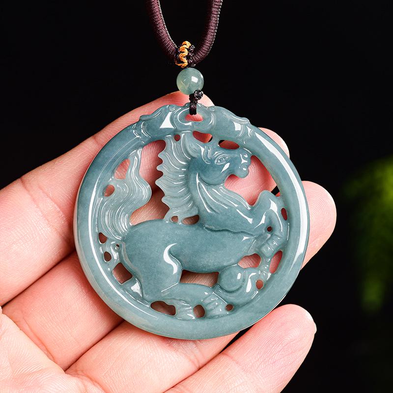 Pendente Zodiacale Cavallo in Giada Blu Naturale per la Buona Sorte