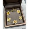 Pulsera de trébol de cuatro hojas para mujer, estilo palacio retro, lujo accesible, moda elegante.