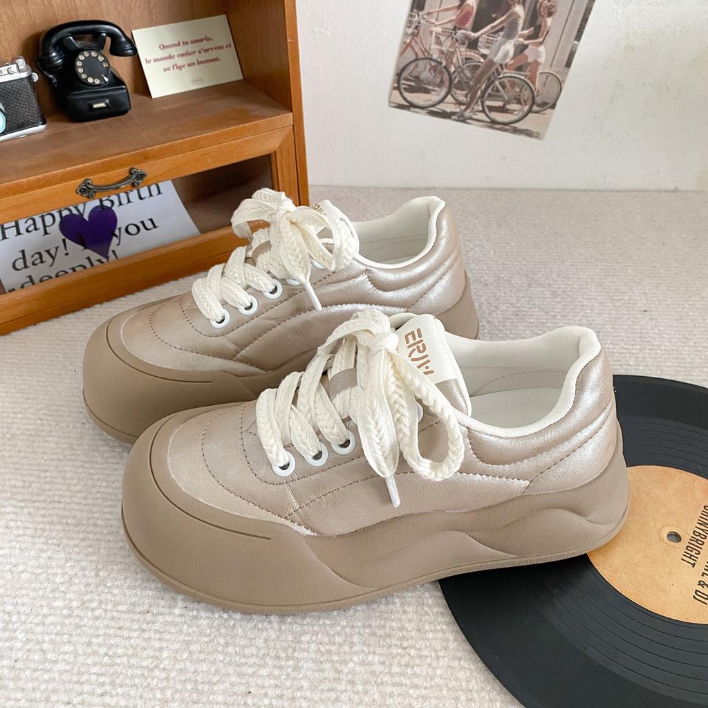 LZ6019 Latex-Einlegesohle dicke Sohle weiße Schuhe Damenschuhe Freizeit Höhenzunahme 2024 neu runde Spitze Lederoberfläche beliebte Board-Schuhe